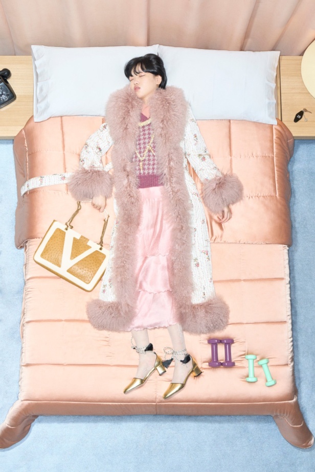 مجموعة فالنتينو "ريزورت 2026"... الأحلام تتفسّر بتصاميم أنثوية انسيابية 