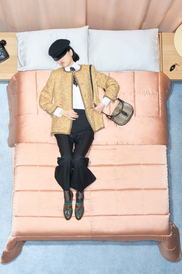 مجموعة فالنتينو "ريزورت 2026"... الأحلام تتفسّر بتصاميم أنثوية انسيابية 