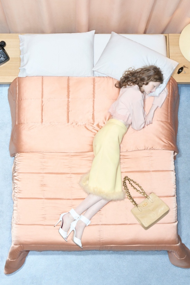 مجموعة فالنتينو "ريزورت 2026"... الأحلام تتفسّر بتصاميم أنثوية انسيابية 