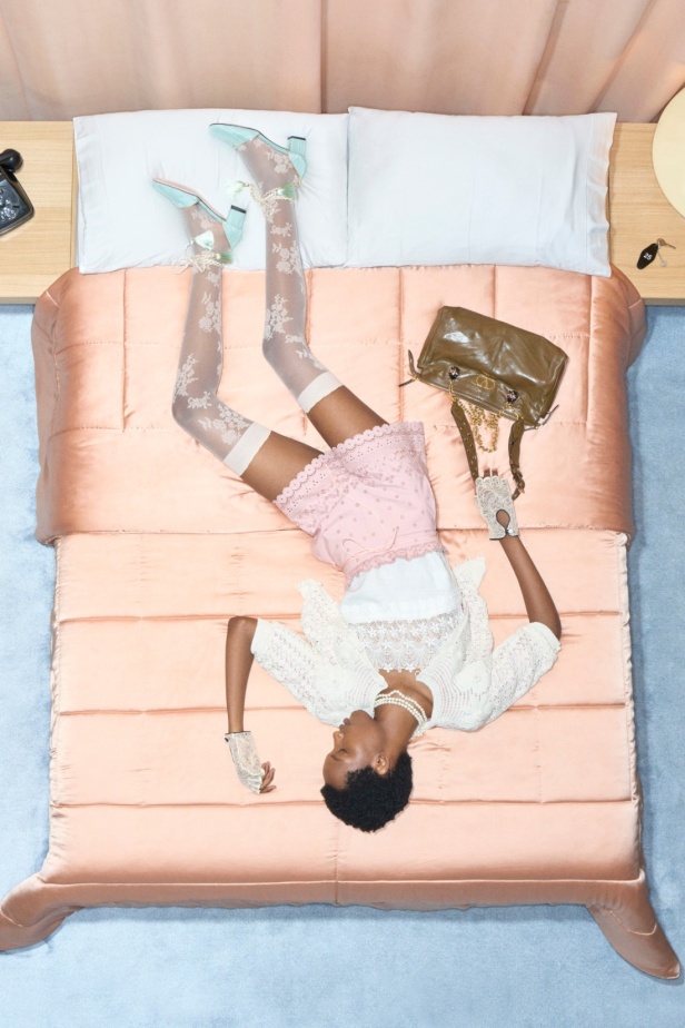 مجموعة فالنتينو "ريزورت 2026"... الأحلام تتفسّر بتصاميم أنثوية انسيابية 