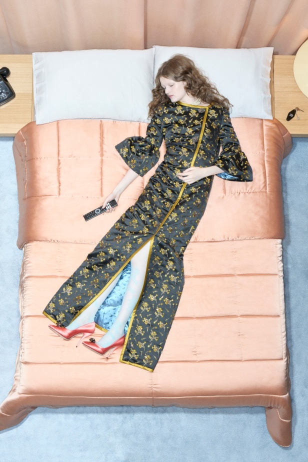 مجموعة فالنتينو "ريزورت 2026"... الأحلام تتفسّر بتصاميم أنثوية انسيابية 