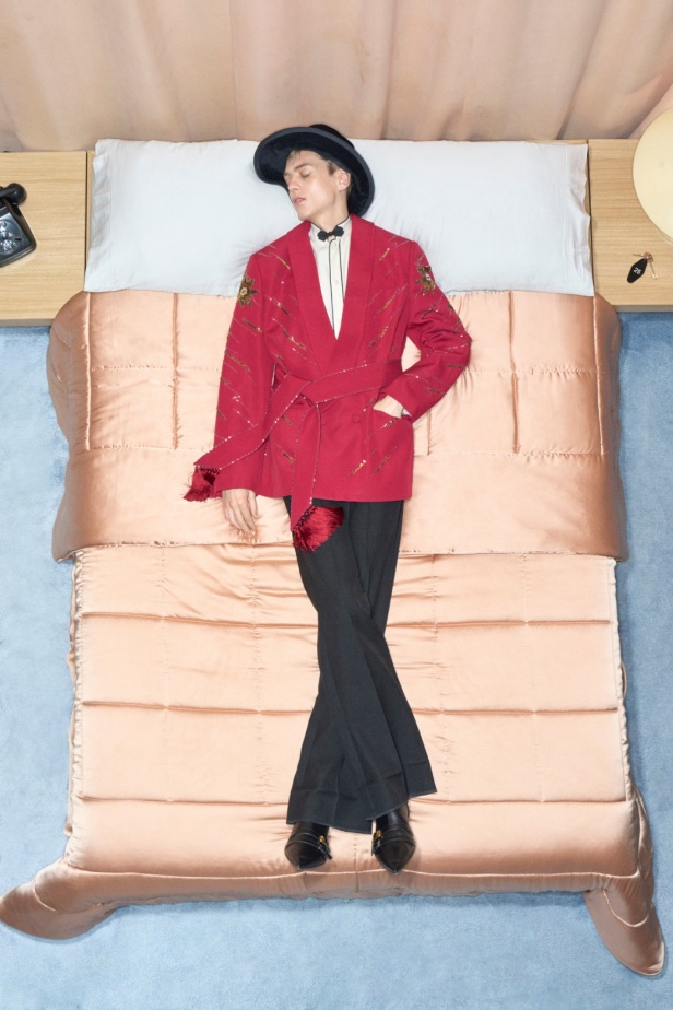 مجموعة فالنتينو "ريزورت 2026"... الأحلام تتفسّر بتصاميم أنثوية انسيابية 