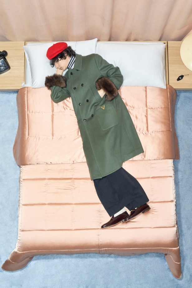 مجموعة فالنتينو "ريزورت 2026"... الأحلام تتفسّر بتصاميم أنثوية انسيابية 