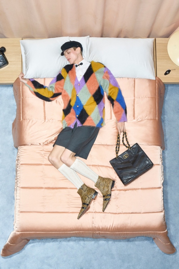 مجموعة فالنتينو "ريزورت 2026"... الأحلام تتفسّر بتصاميم أنثوية انسيابية 