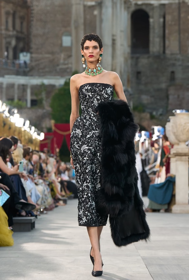 مجموعة ألتا مودا من دولتشي أند غابانا تحيي أساطير روما القديمة وأناقة عصر الخمسينيات الذهبي