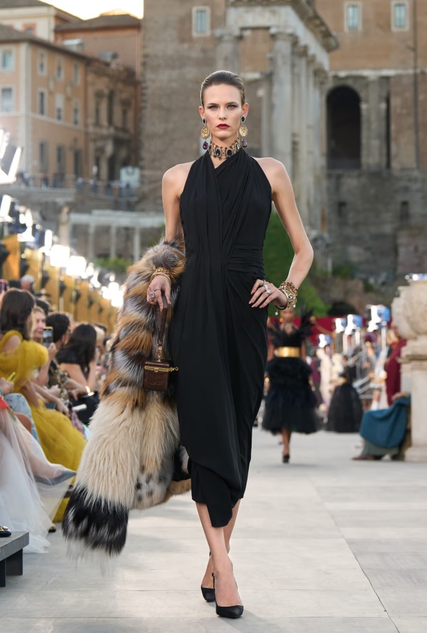 مجموعة ألتا مودا من دولتشي أند غابانا تحيي أساطير روما القديمة وأناقة عصر الخمسينيات الذهبي