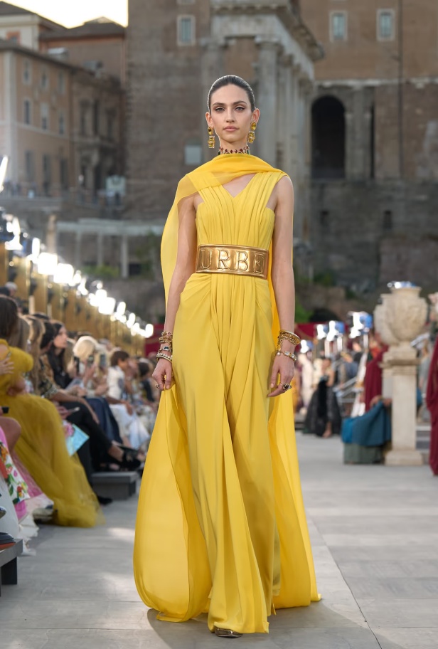 مجموعة ألتا مودا من دولتشي أند غابانا تحيي أساطير روما القديمة وأناقة عصر الخمسينيات الذهبي