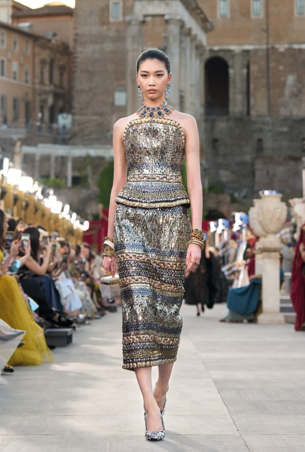 مجموعة ألتا مودا من دولتشي أند غابانا تحيي أساطير روما القديمة وأناقة عصر الخمسينيات الذهبي