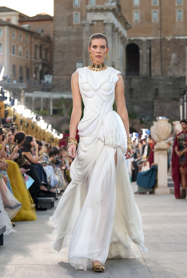 مجموعة ألتا مودا من دولتشي أند غابانا تحيي أساطير روما القديمة وأناقة عصر الخمسينيات الذهبي