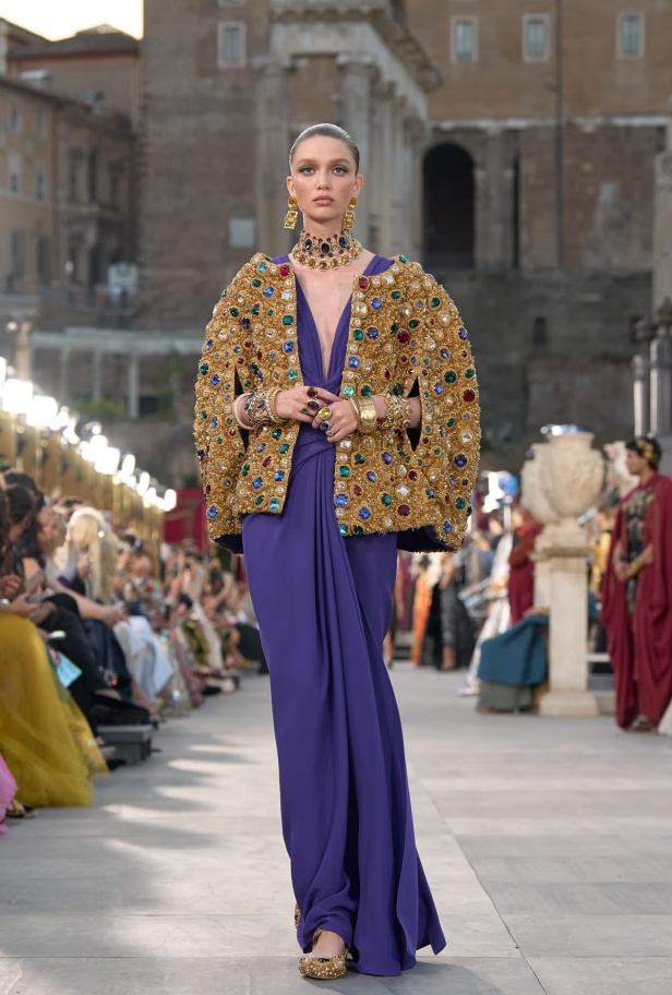 مجموعة ألتا مودا من دولتشي أند غابانا تحيي أساطير روما القديمة وأناقة عصر الخمسينيات الذهبي