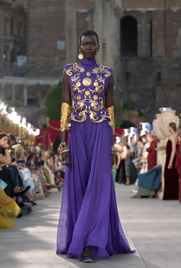 مجموعة ألتا مودا من دولتشي أند غابانا تحيي أساطير روما القديمة وأناقة عصر الخمسينيات الذهبي