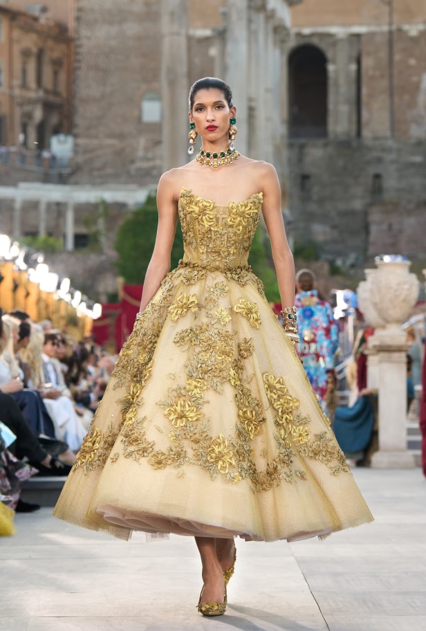 مجموعة ألتا مودا من دولتشي أند غابانا تحيي أساطير روما القديمة وأناقة عصر الخمسينيات الذهبي