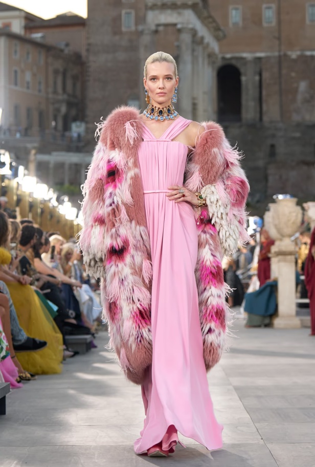 مجموعة ألتا مودا من دولتشي أند غابانا تحيي أساطير روما القديمة وأناقة عصر الخمسينيات الذهبي