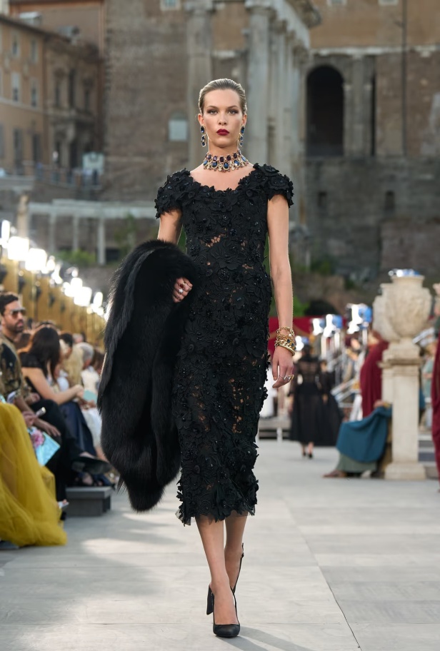 مجموعة ألتا مودا من دولتشي أند غابانا تحيي أساطير روما القديمة وأناقة عصر الخمسينيات الذهبي