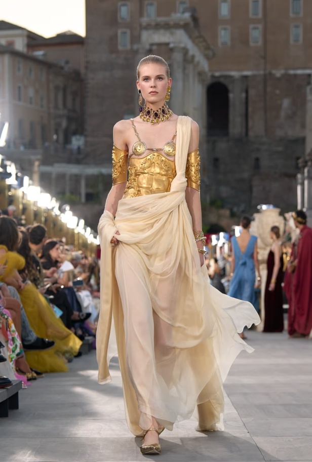 مجموعة ألتا مودا من دولتشي أند غابانا تحيي أساطير روما القديمة وأناقة عصر الخمسينيات الذهبي