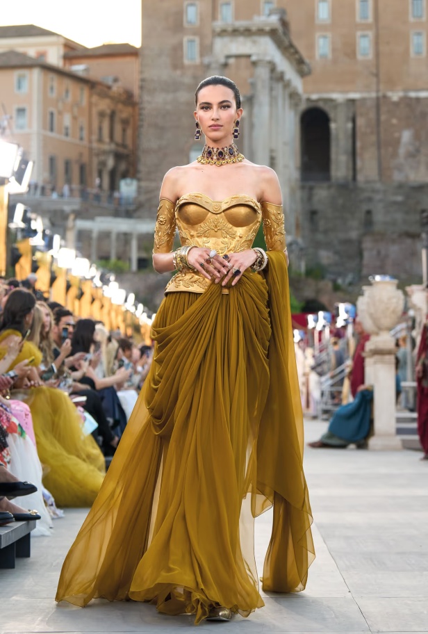 مجموعة ألتا مودا من دولتشي أند غابانا تحيي أساطير روما القديمة وأناقة عصر الخمسينيات الذهبي