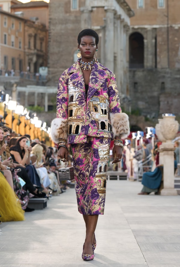 مجموعة ألتا مودا من دولتشي أند غابانا تحيي أساطير روما القديمة وأناقة عصر الخمسينيات الذهبي