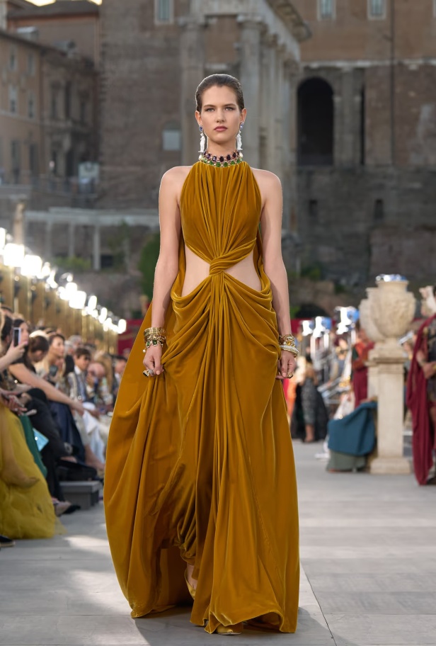 مجموعة ألتا مودا من دولتشي أند غابانا تحيي أساطير روما القديمة وأناقة عصر الخمسينيات الذهبي