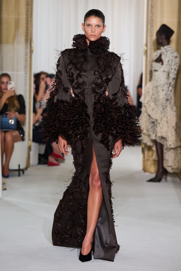 Ashi Studio خريف وشتاء 2025 للأزياء الراقية: عالم من الذكريات وفوضى شاعرية مُتقنة (فيديو) 