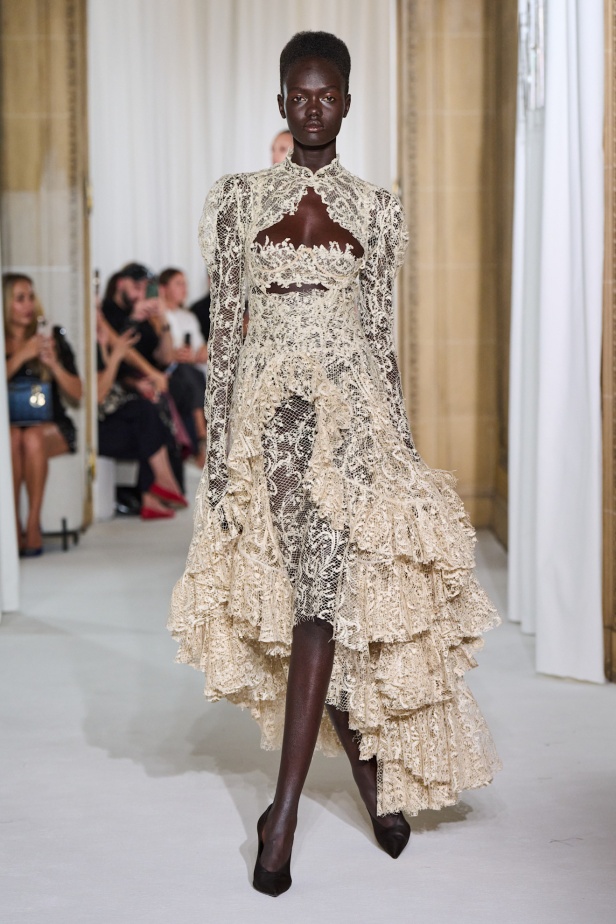 Ashi Studio خريف وشتاء 2025 للأزياء الراقية: عالم من الذكريات وفوضى شاعرية مُتقنة (فيديو) 