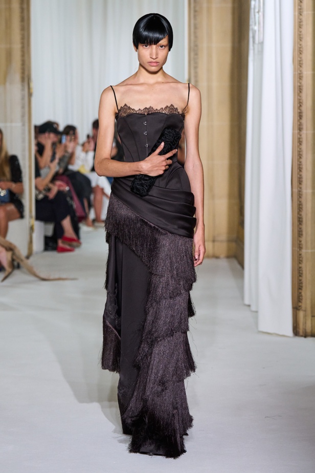 Ashi Studio خريف وشتاء 2025 للأزياء الراقية: عالم من الذكريات وفوضى شاعرية مُتقنة (فيديو) 