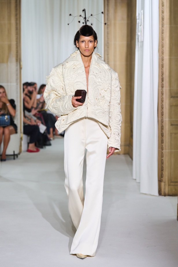 Ashi Studio خريف وشتاء 2025 للأزياء الراقية: عالم من الذكريات وفوضى شاعرية مُتقنة (فيديو) 