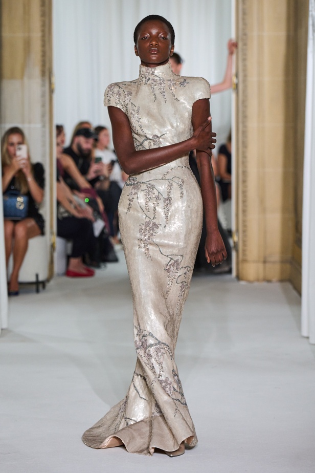 Ashi Studio خريف وشتاء 2025 للأزياء الراقية: عالم من الذكريات وفوضى شاعرية مُتقنة (فيديو) 