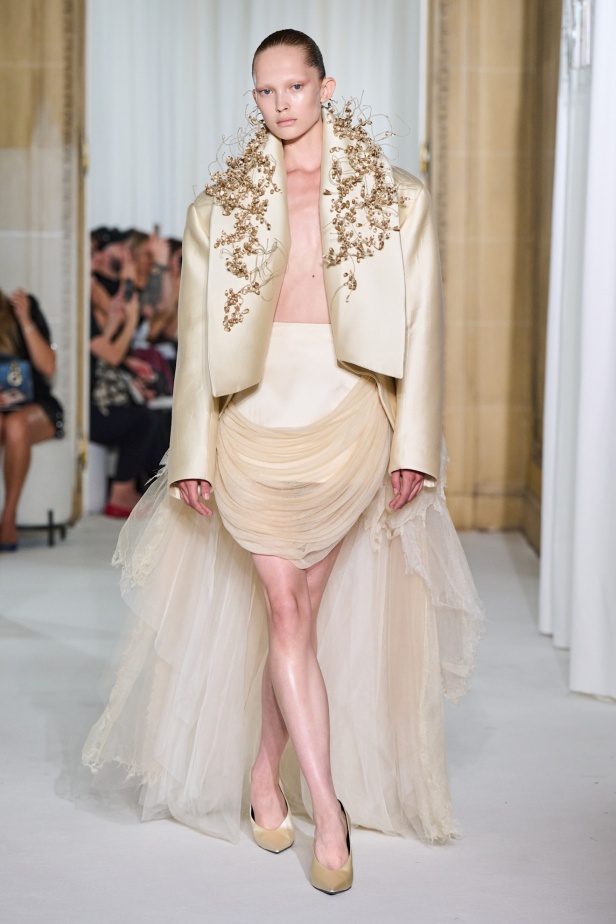 Ashi Studio خريف وشتاء 2025 للأزياء الراقية: عالم من الذكريات وفوضى شاعرية مُتقنة (فيديو) 