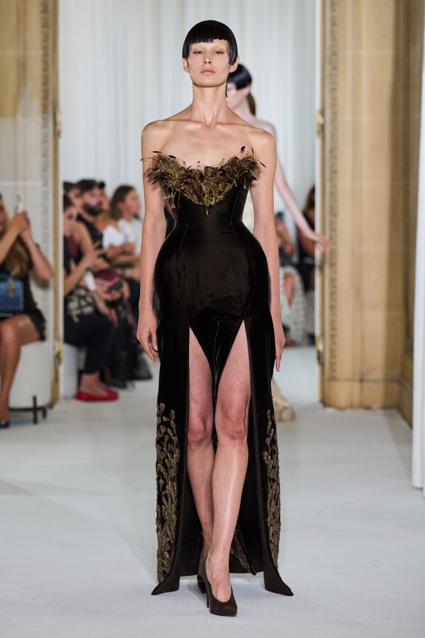 Ashi Studio خريف وشتاء 2025 للأزياء الراقية: عالم من الذكريات وفوضى شاعرية مُتقنة (فيديو) 