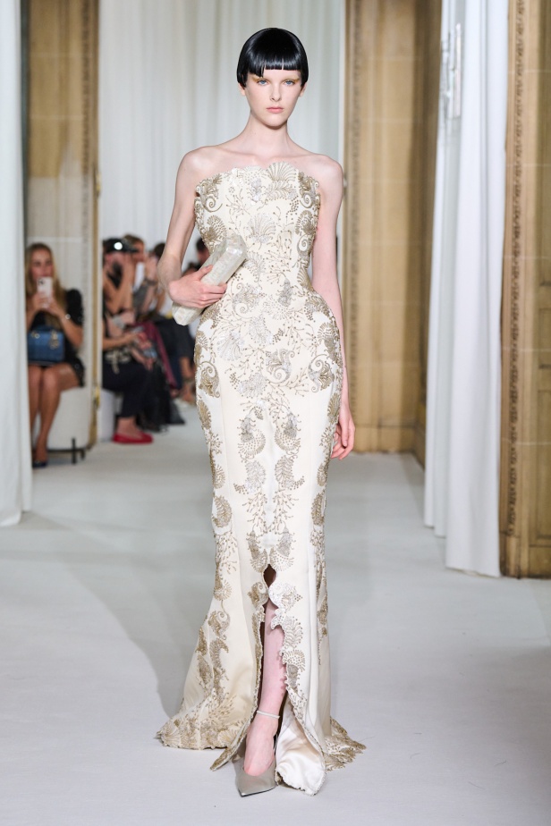 Ashi Studio خريف وشتاء 2025 للأزياء الراقية: عالم من الذكريات وفوضى شاعرية مُتقنة (فيديو) 