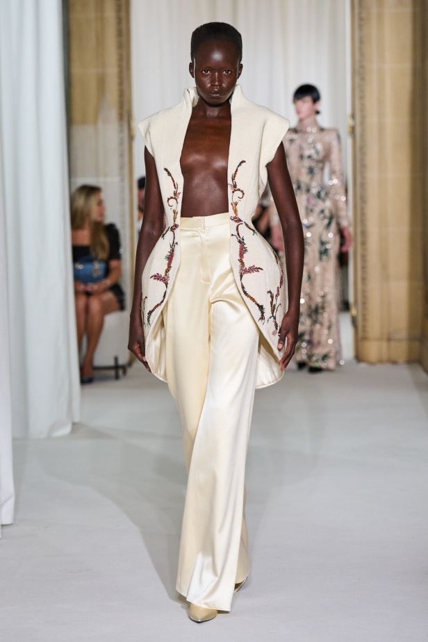 Ashi Studio خريف وشتاء 2025 للأزياء الراقية: عالم من الذكريات وفوضى شاعرية مُتقنة (فيديو) 