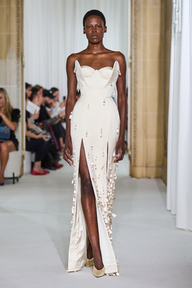 Ashi Studio خريف وشتاء 2025 للأزياء الراقية: عالم من الذكريات وفوضى شاعرية مُتقنة (فيديو) 