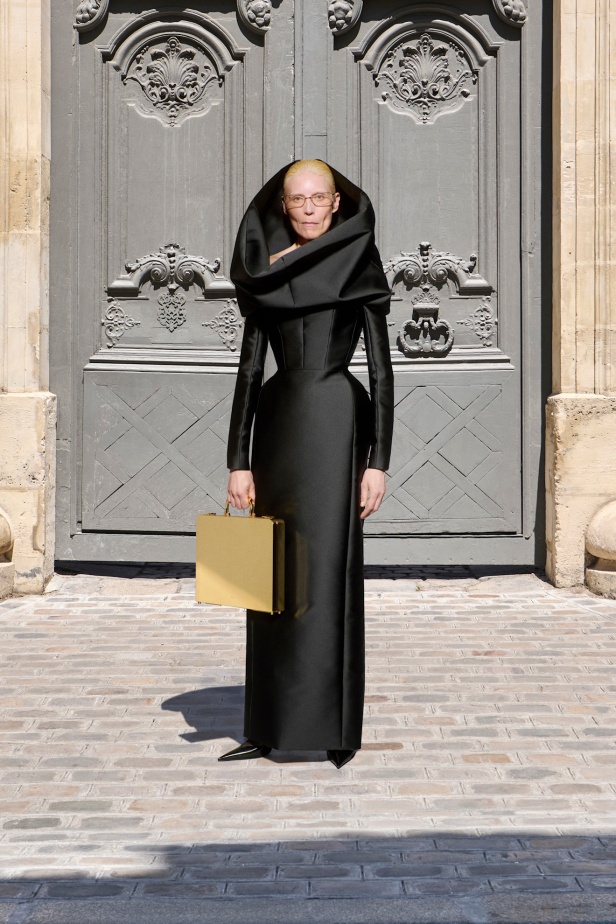 مجموعة Balenciaga للأزياء الراقية لخريف وشتاء 2025-2026