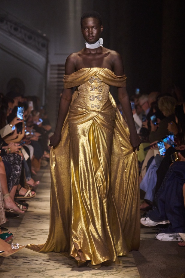 مجموعة إيلي صعب للهوت كوتور تحاكي استثنائية المرأة في باريس