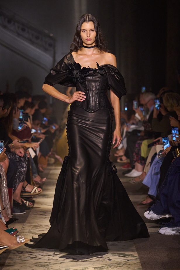 مجموعة إيلي صعب للهوت كوتور تحاكي استثنائية المرأة في باريس