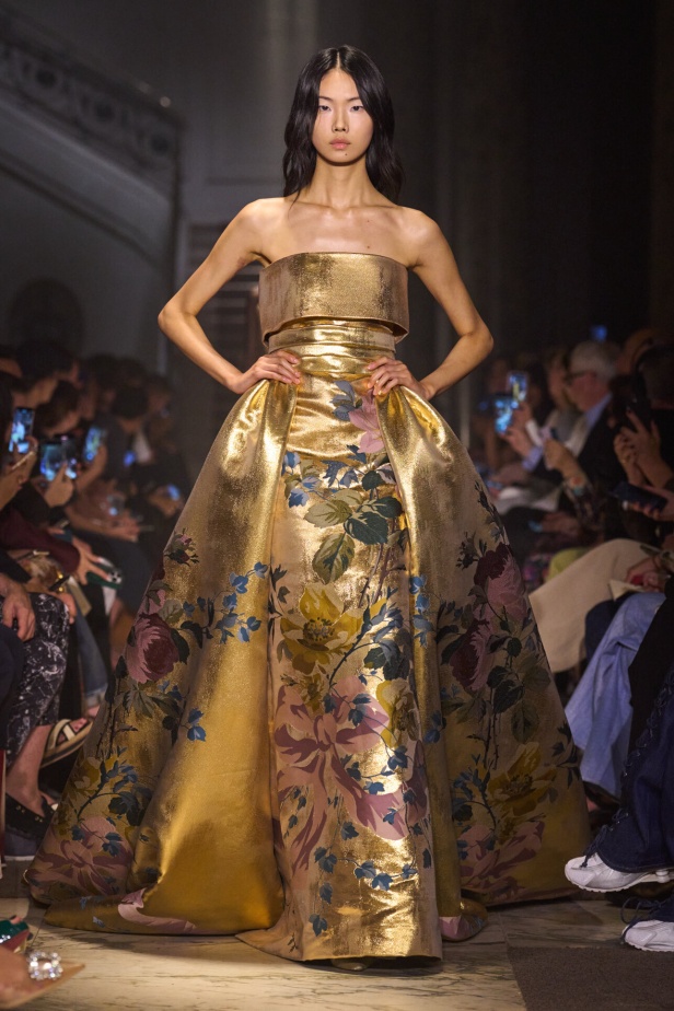 مجموعة إيلي صعب للهوت كوتور تحاكي استثنائية المرأة في باريس