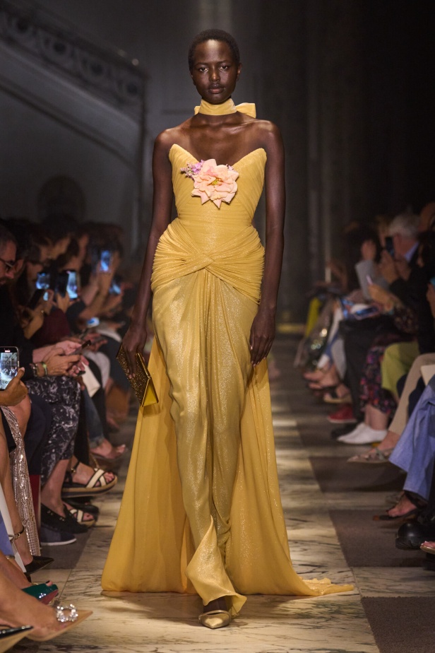 مجموعة إيلي صعب للهوت كوتور تحاكي استثنائية المرأة في باريس