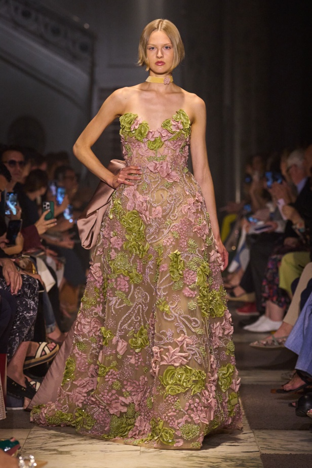 مجموعة إيلي صعب للهوت كوتور تحاكي استثنائية المرأة في باريس