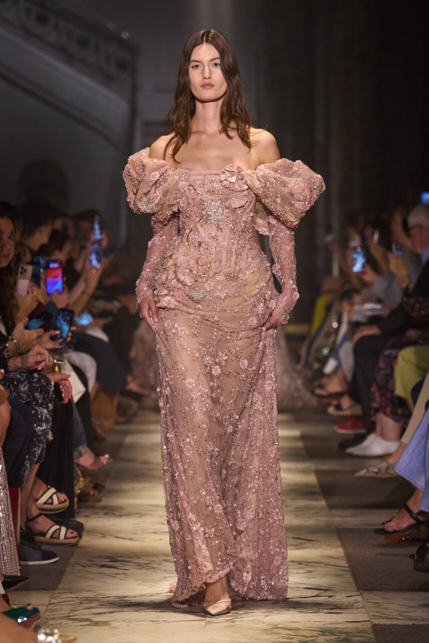 مجموعة إيلي صعب للهوت كوتور تحاكي استثنائية المرأة في باريس