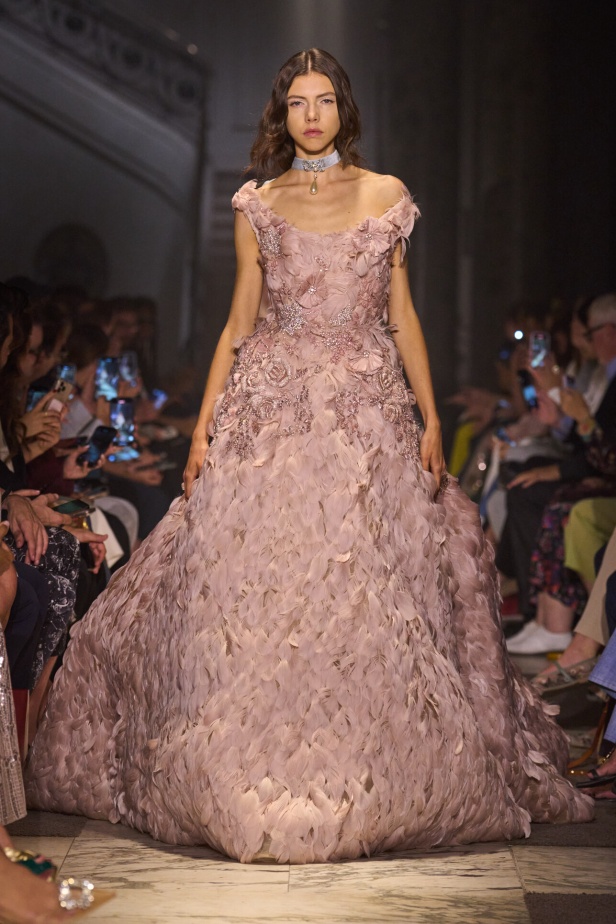 مجموعة إيلي صعب للهوت كوتور تحاكي استثنائية المرأة في باريس