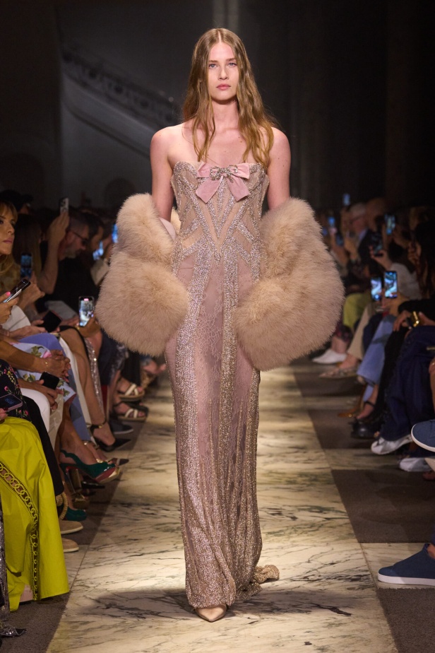 مجموعة إيلي صعب للهوت كوتور تحاكي استثنائية المرأة في باريس