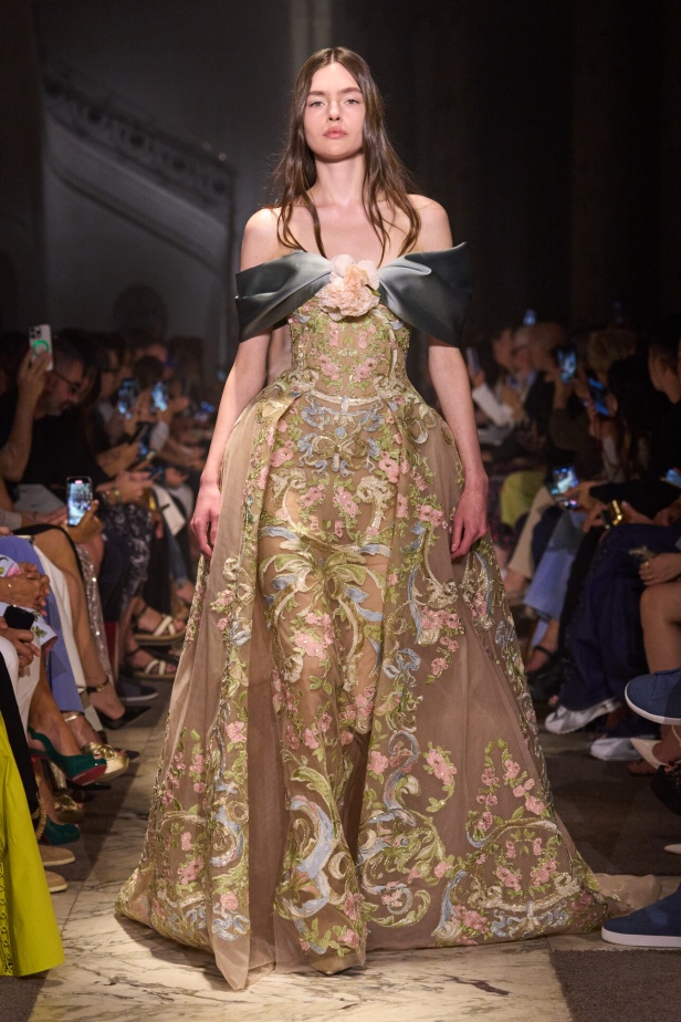 مجموعة إيلي صعب للهوت كوتور تحاكي استثنائية المرأة في باريس