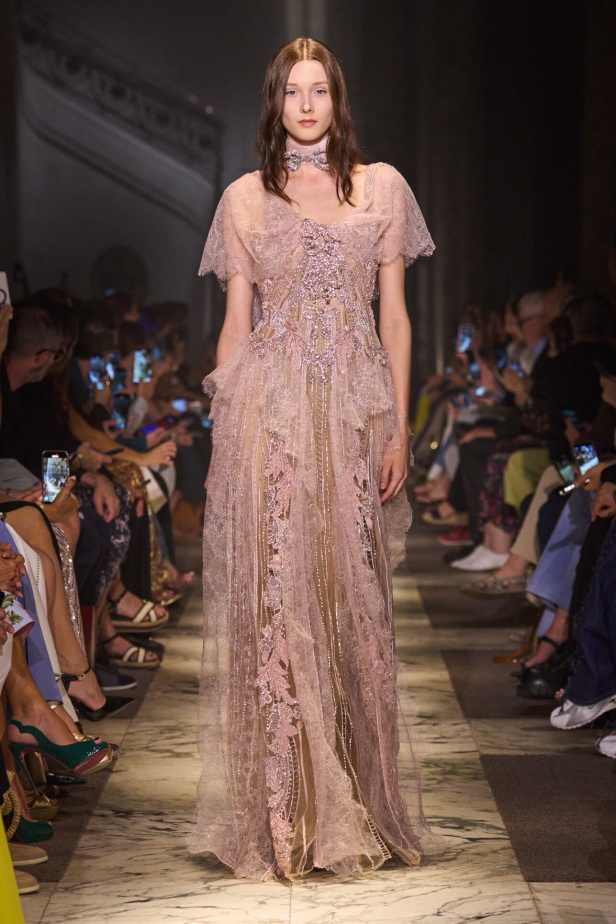 مجموعة إيلي صعب للهوت كوتور تحاكي استثنائية المرأة في باريس