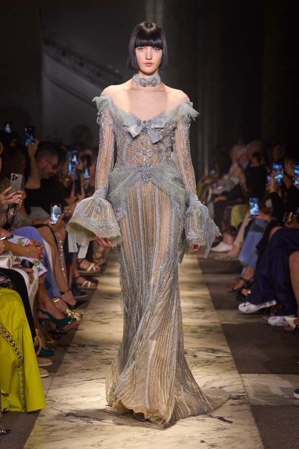 مجموعة إيلي صعب للهوت كوتور تحاكي استثنائية المرأة في باريس