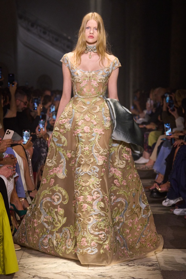 مجموعة إيلي صعب للهوت كوتور تحاكي استثنائية المرأة في باريس