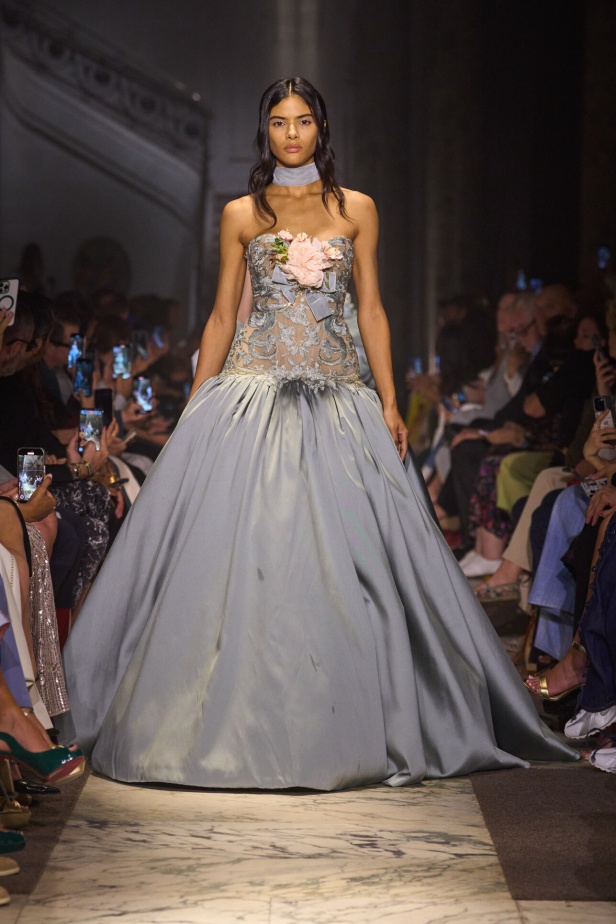 مجموعة إيلي صعب للهوت كوتور تحاكي استثنائية المرأة في باريس