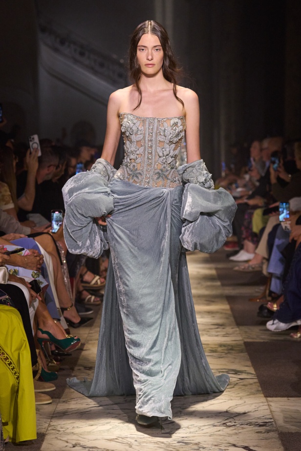 مجموعة إيلي صعب للهوت كوتور تحاكي استثنائية المرأة في باريس