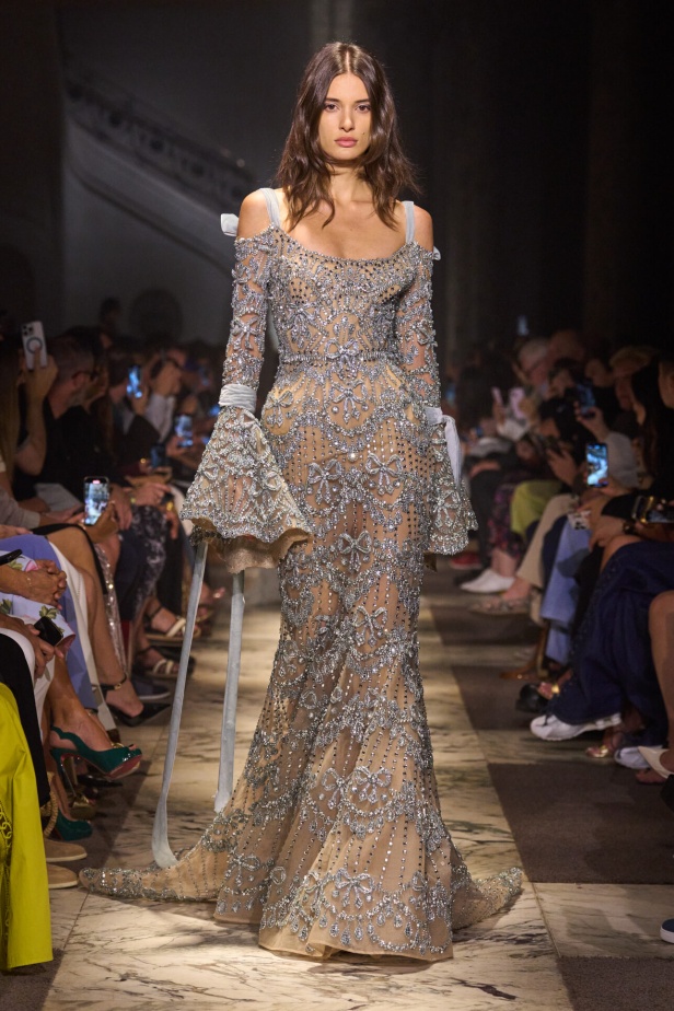 مجموعة إيلي صعب للهوت كوتور تحاكي استثنائية المرأة في باريس