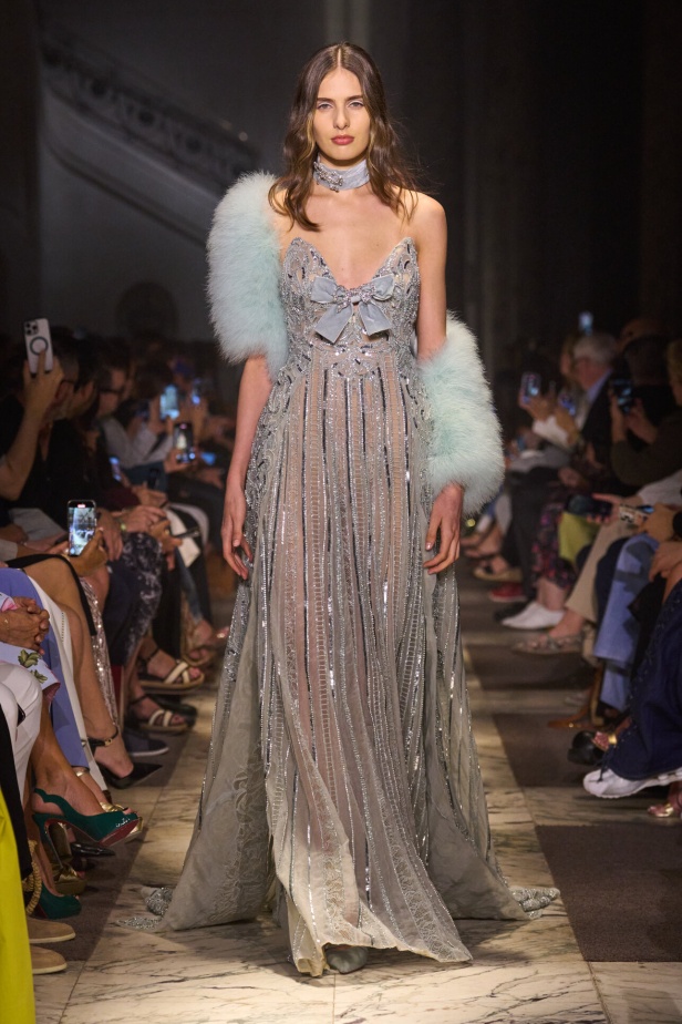 مجموعة إيلي صعب للهوت كوتور تحاكي استثنائية المرأة في باريس