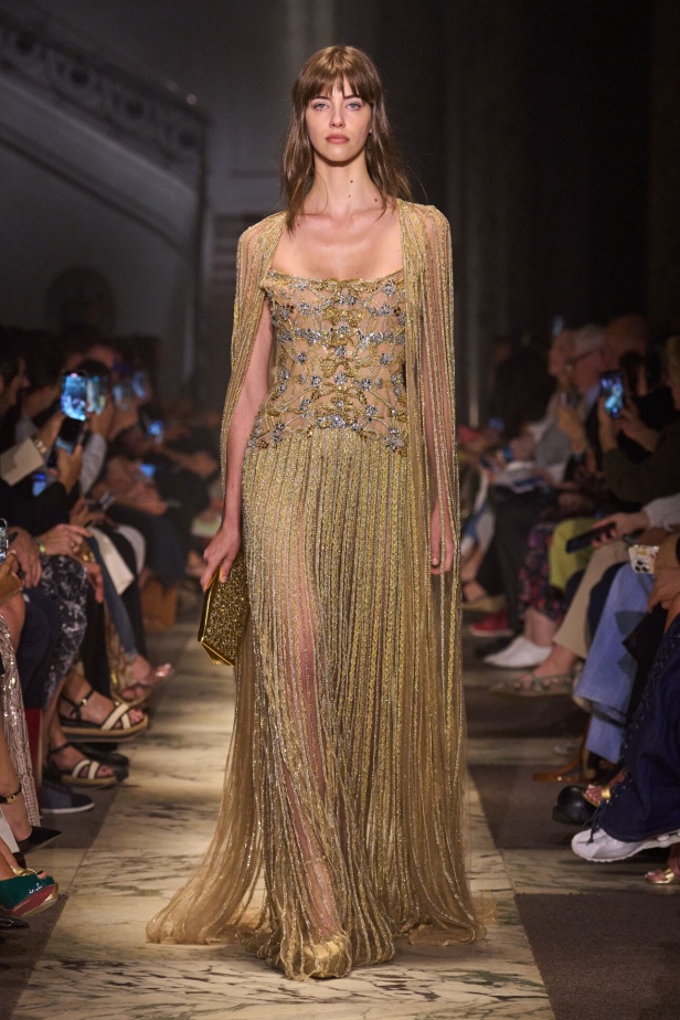 مجموعة إيلي صعب للهوت كوتور تحاكي استثنائية المرأة في باريس